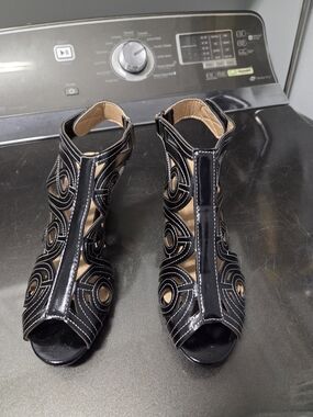 Black Open-Toe Cutout Heel Sandals with Geometric Stitching